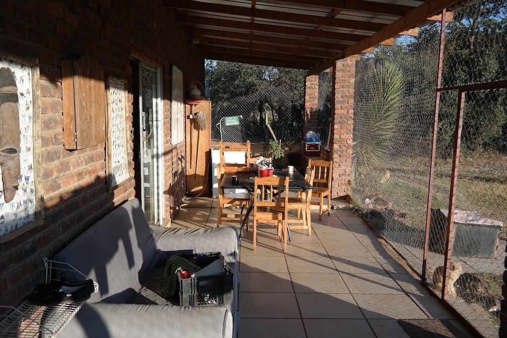 Terras voor het vrijwilligershuis Terras voor het vrijwilligershuis