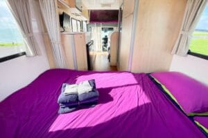 Interieur van de Jucy Motorhome voor 6 personen