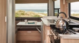 Interieur van de Maui Cascade Motorhome camper in Australie