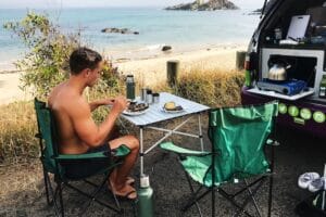 Keuken en kampeerspullen bij de Jucy Camper