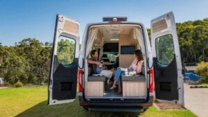Maak gemakkelijk een bed van het zitgedeelte in de Maui camper