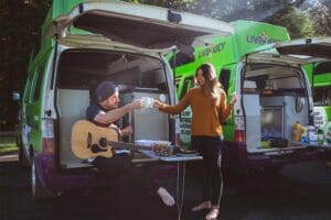 Proost met je vrienden op een camperavontuur door Australie