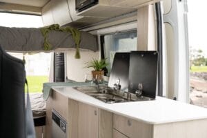 Slaapruimte en keuken in de Jucy Cruiser camper