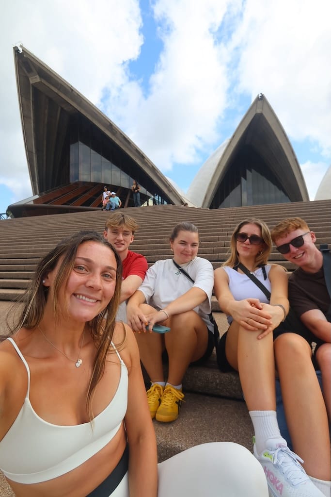 Foto met een aantal reizigers bij Opera House Sydney Foto met een aantal reizigers bij Opera House Sydney