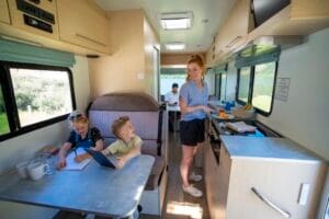 Interieur van de Britz Frontier Motorhome in Nieuw-Zeeland