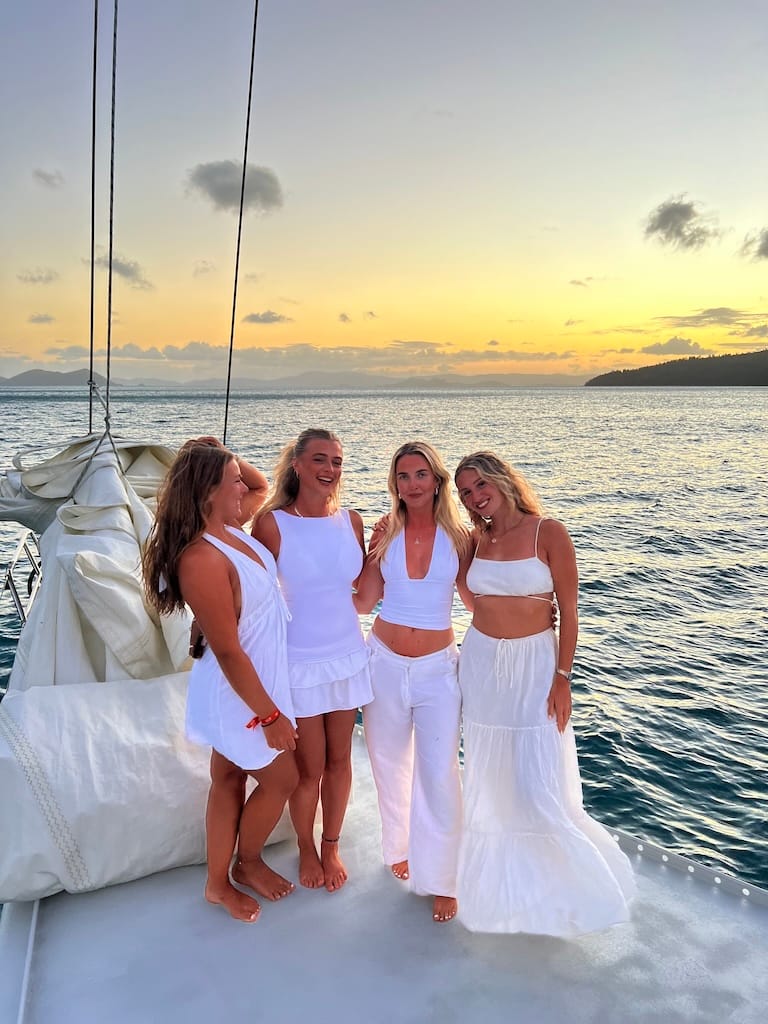 Reizigers op het dek tijdens Whitsundays trip Reizigers op het dek tijdens Whitsundays trip