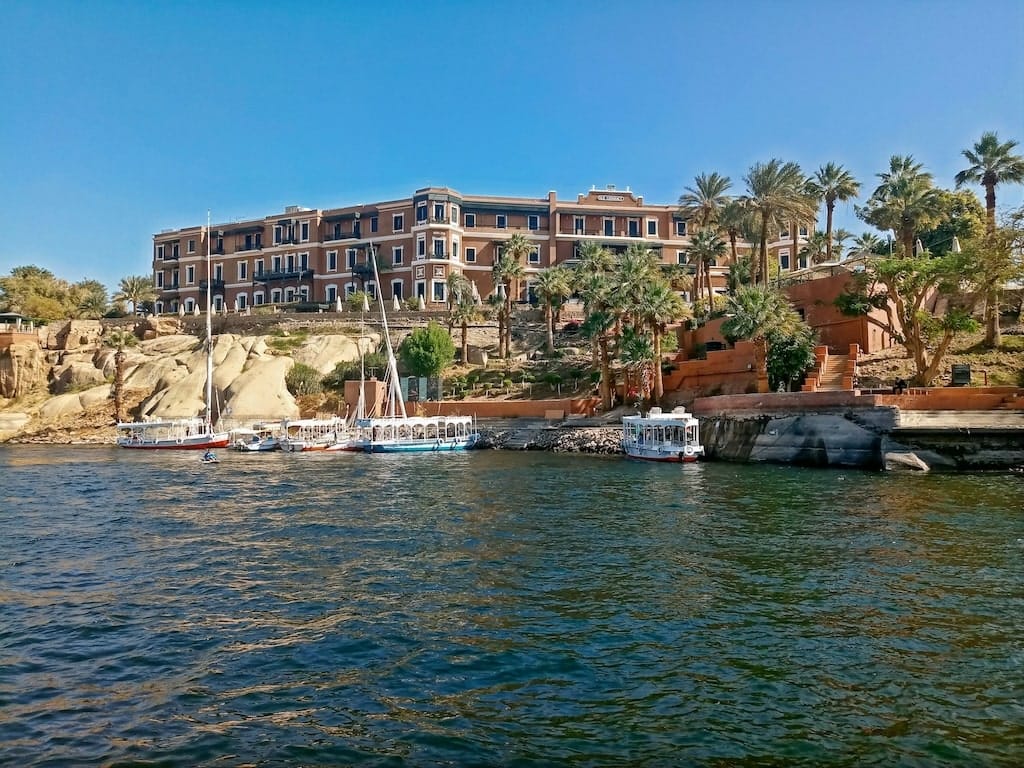 Vaar over de Nijl Rivier bij het plaatsje Aswan Vaar over de Nijl Rivier bij het plaatsje Aswan