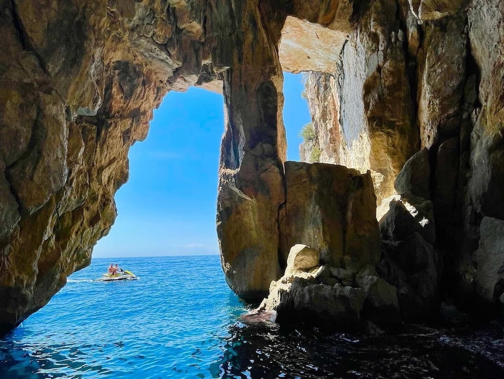 Himare boot trip grot verkennen Himare boot trip grot verkennen