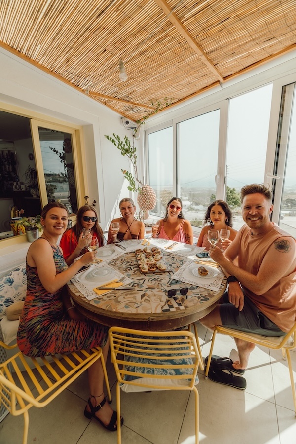 In Santorini roosten op de mooie groepsreis door Griekenland In Santorini roosten op de mooie groepsreis door Griekenland