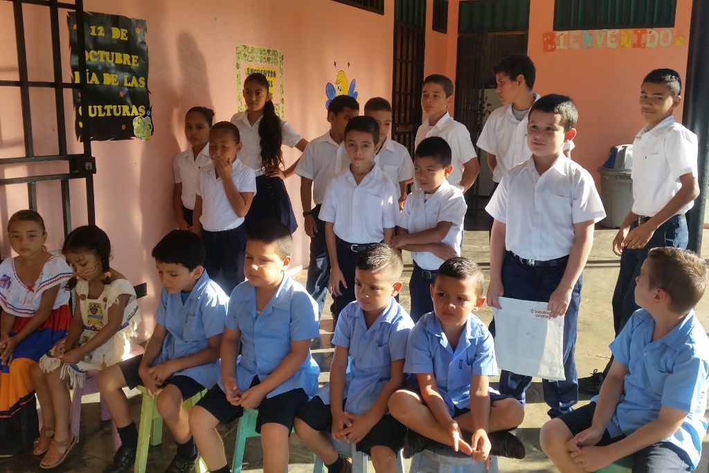 Groep lokale scholieren tijdens de les in Esparza Groep lokale scholieren tijdens de les in Esparza