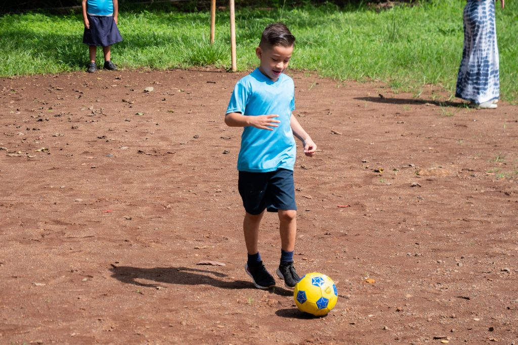 Lokaal kind oefenen met de bal in Costa Rica Lokaal kind oefenen met de bal in Costa Rica