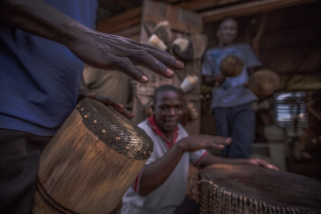Lokale bevolking maakt muziek in Uganda Lokale bevolking maakt muziek in Uganda