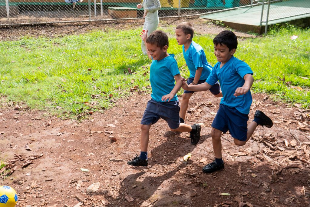 Lokale kinderen sprinten tijdens training Lokale kinderen sprinten tijdens training
