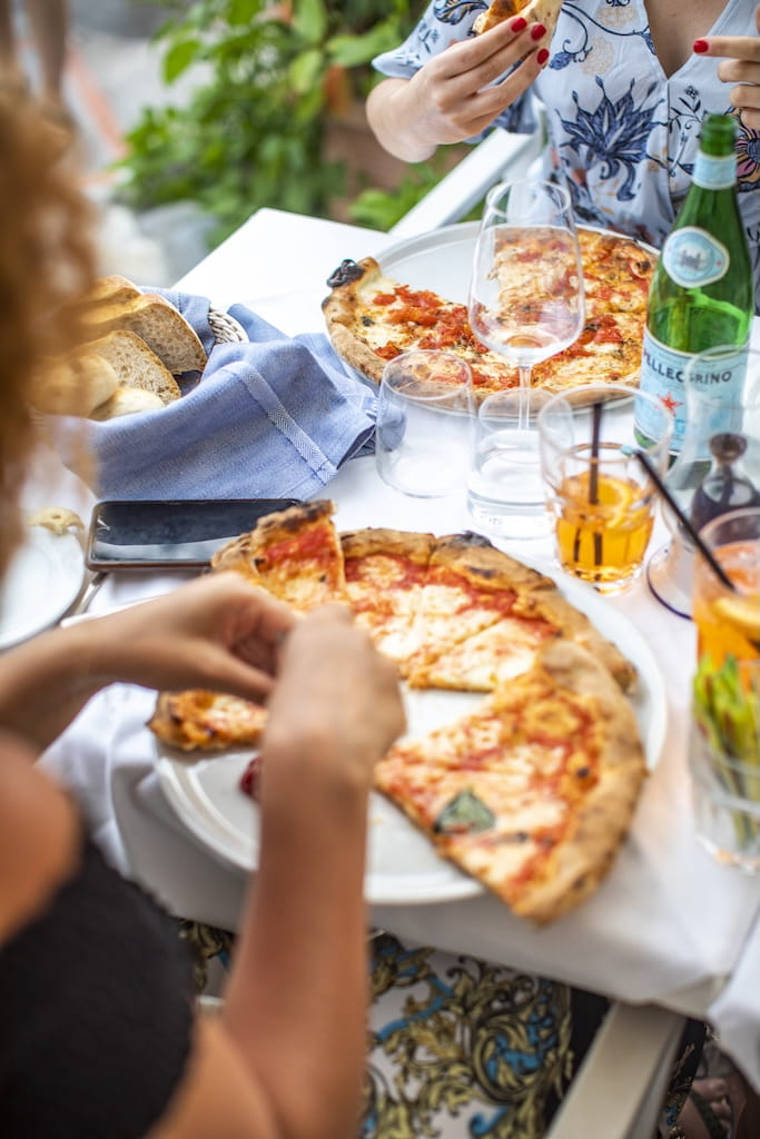 Pizza eten op het eiland Sicilië