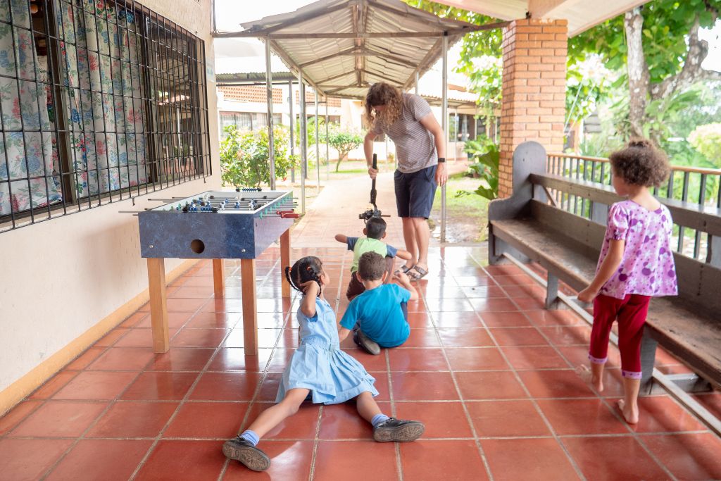 Spelen met lokale kinderen tijdens de pauze Spelen met lokale kinderen tijdens de pauze
