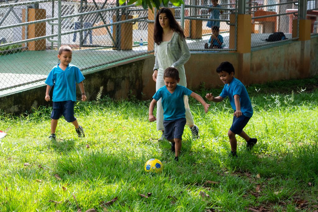 Voetballen met andere kinderen in Esparza Voetballen met andere kinderen in Esparza