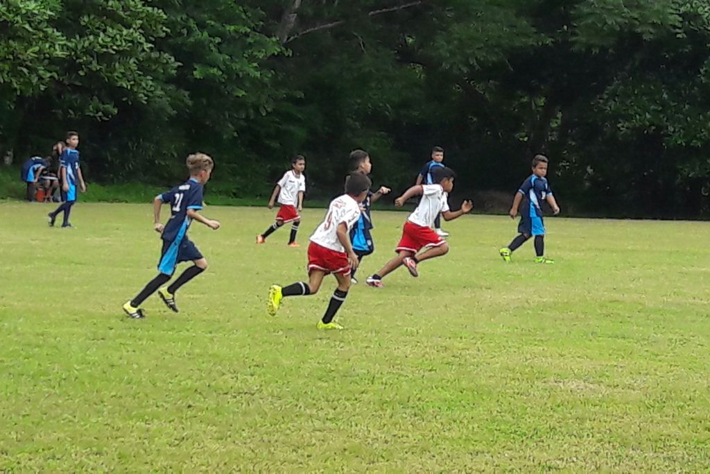 Voetballen tegen andere scholen in Esparza Voetballen tegen andere scholen in Esparza