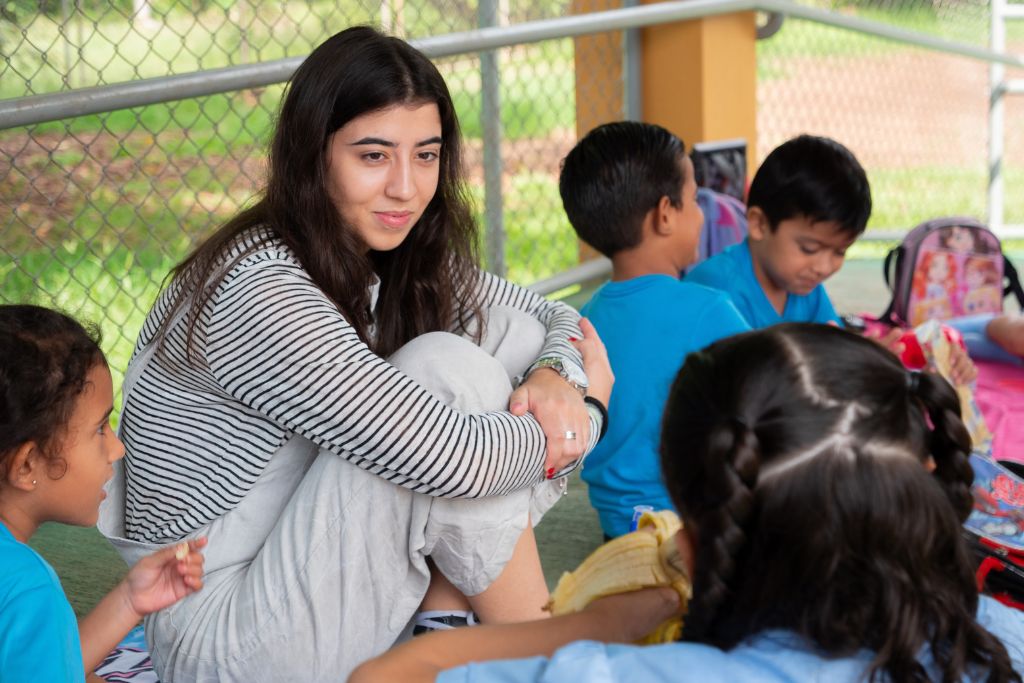 Vrijwilliger in het bijzijn van de Costa Ricaanse kinderen Vrijwilliger in het bijzijn van de Costa Ricaanse kinderen