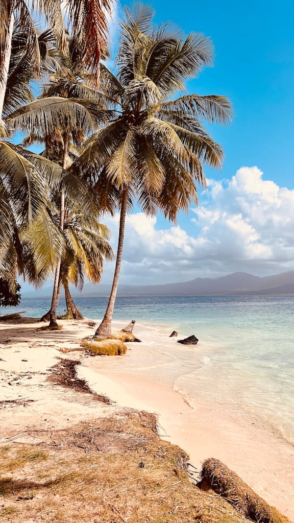 Witte zandstrand van de San Blas eilanden Witte zandstrand van de San Blas eilanden