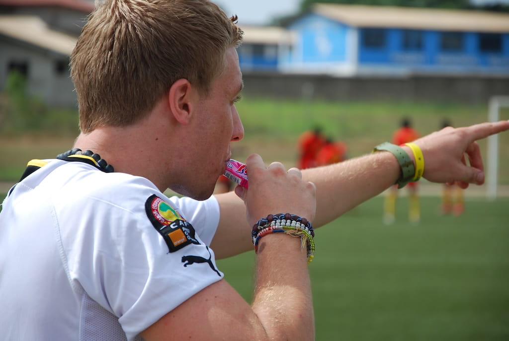 Coachen tijdens een voetbalwedstrijd in Accra