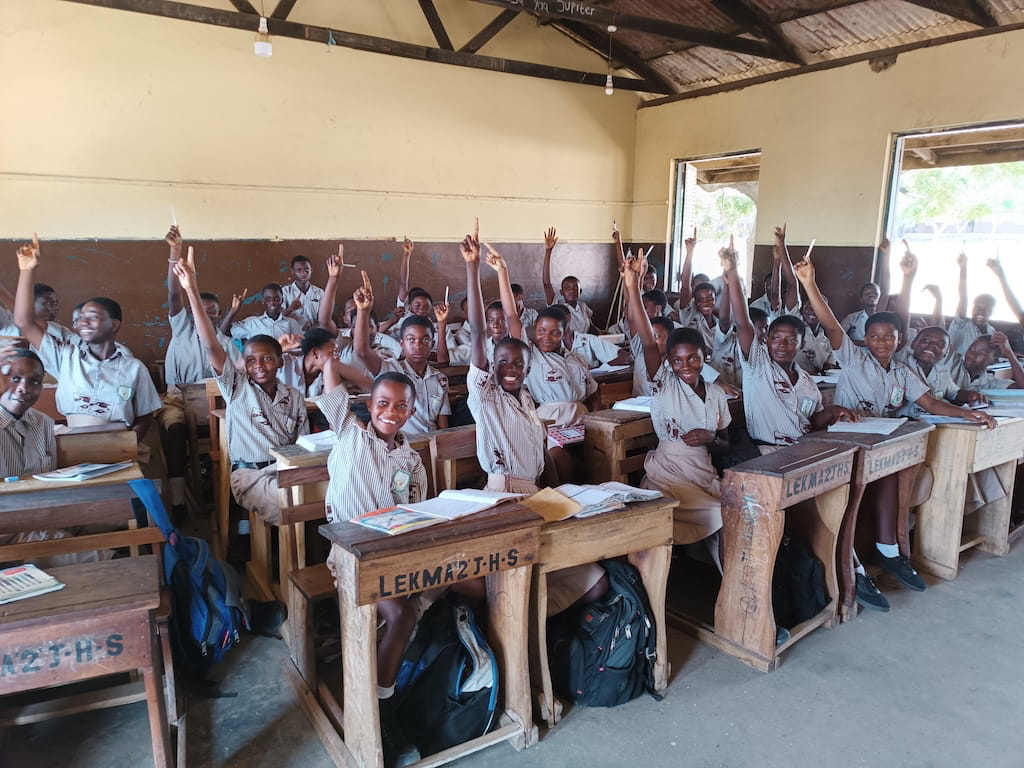 Een grote klas met vrolijke kinderen in Accra Een grote klas met vrolijke kinderen in Accra