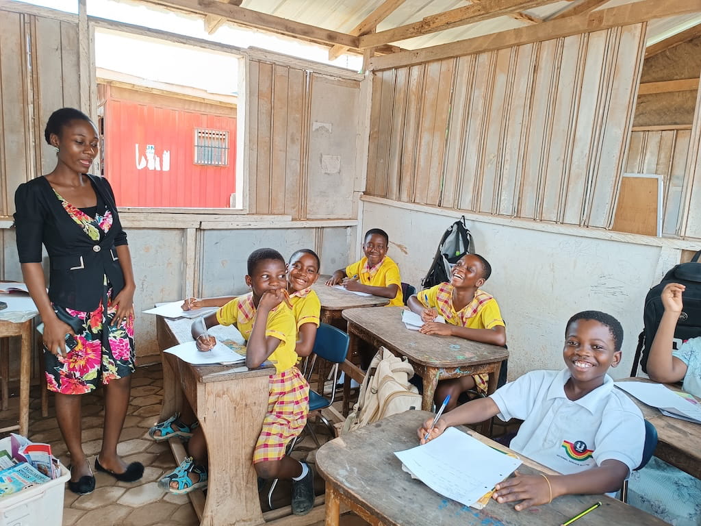 Een kleine klas met leraar in Ghana Een kleine klas met leraar in Ghana