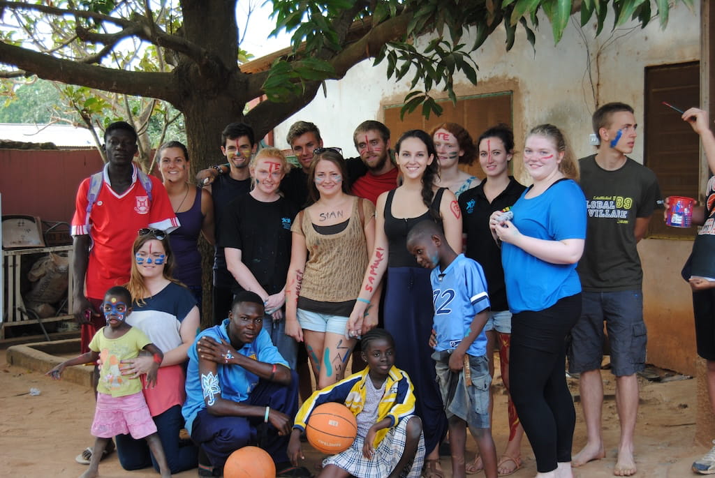 Groep vrijjwiligers en scholieren in Ghana Groep vrijjwiligers en scholieren in Ghana