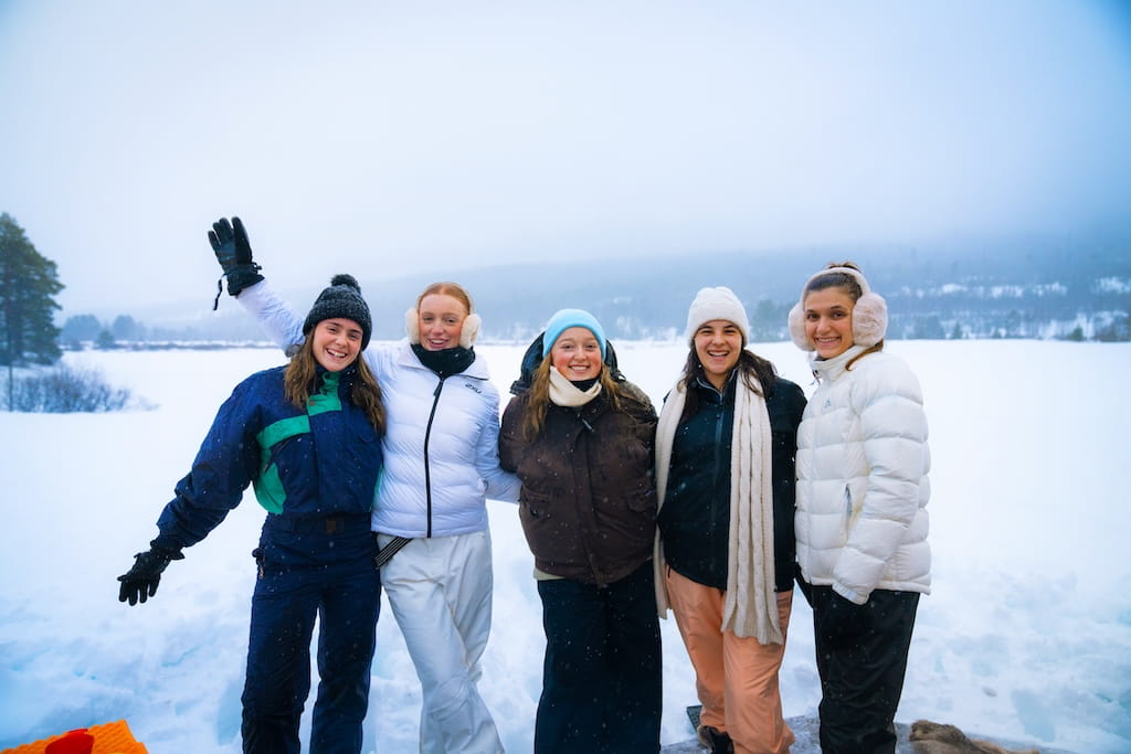 Groepsfoto in de sneeuw in Noorwegen