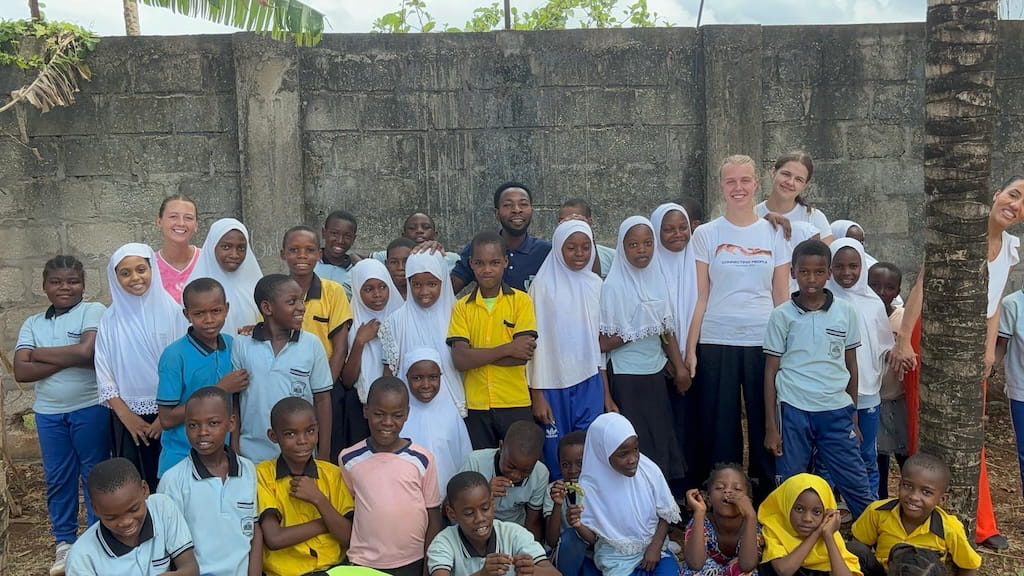 Groepsfoto met de vrijwilligers en studenten in Stone Town Groepsfoto met de vrijwilligers en studenten in Stone Town