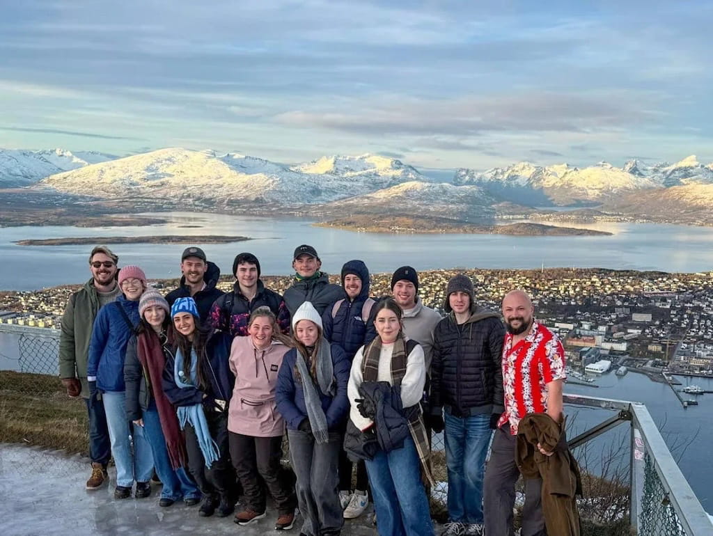 Groepsfoto met uitzicht over Tromso Groepsfoto met uitzicht over Tromso