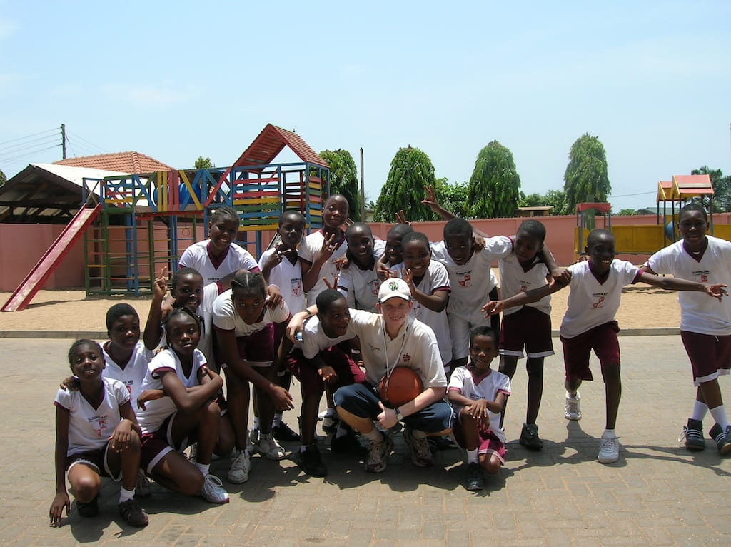 Groepsfoto vrijwilliger met studenten in Accra Groepsfoto vrijwilliger met studenten in Accra