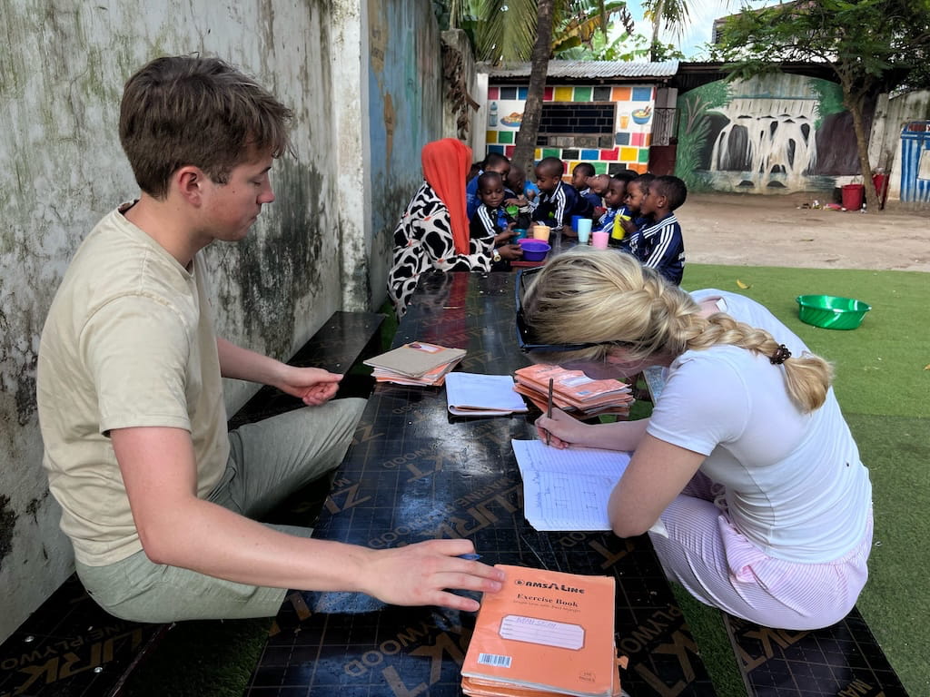 Huiswerk nakijken van de kinderen in Stone Town Huiswerk nakijken van de kinderen in Stone Town