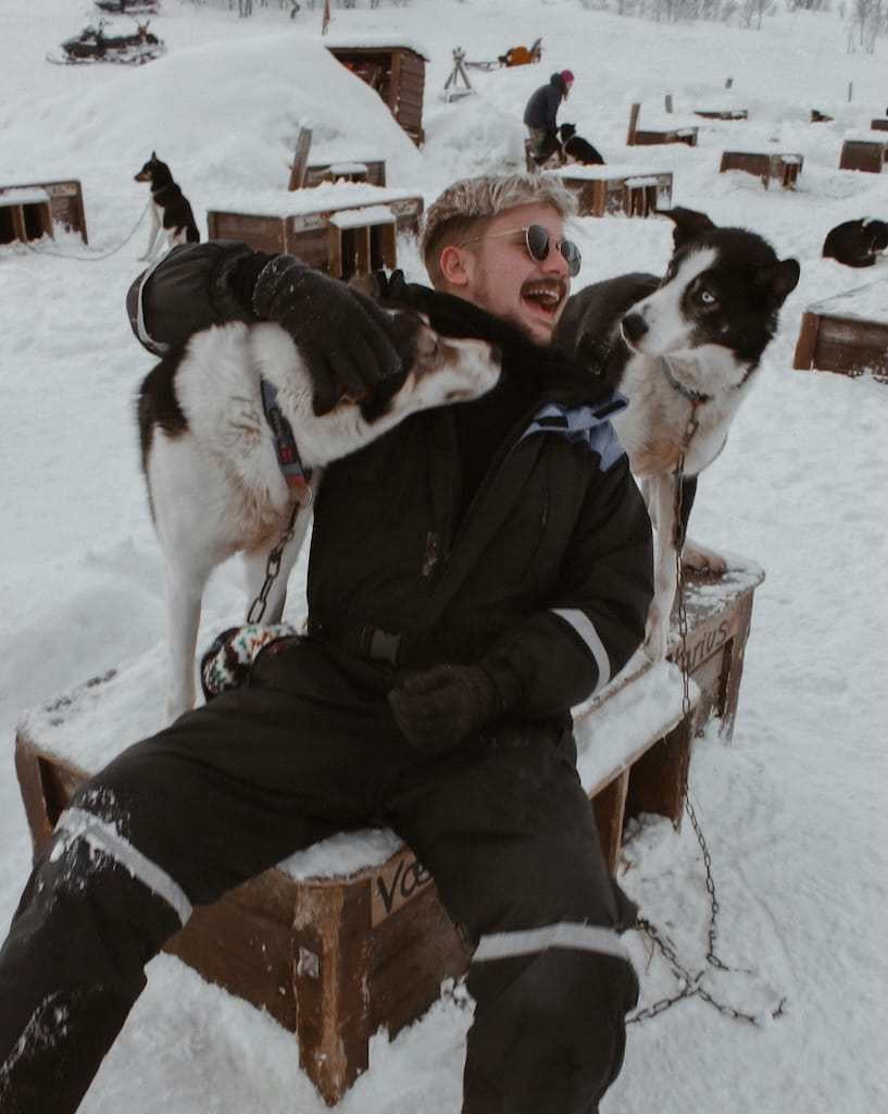 Husky knuffelen in Noorwegen Husky knuffelen in Noorwegen