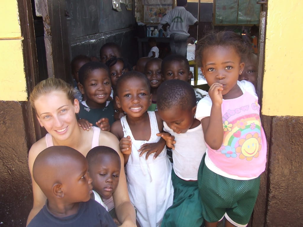 Internationale Vrijwilliger met kinderen in Accra Internationale Vrijwilliger met kinderen in Accra