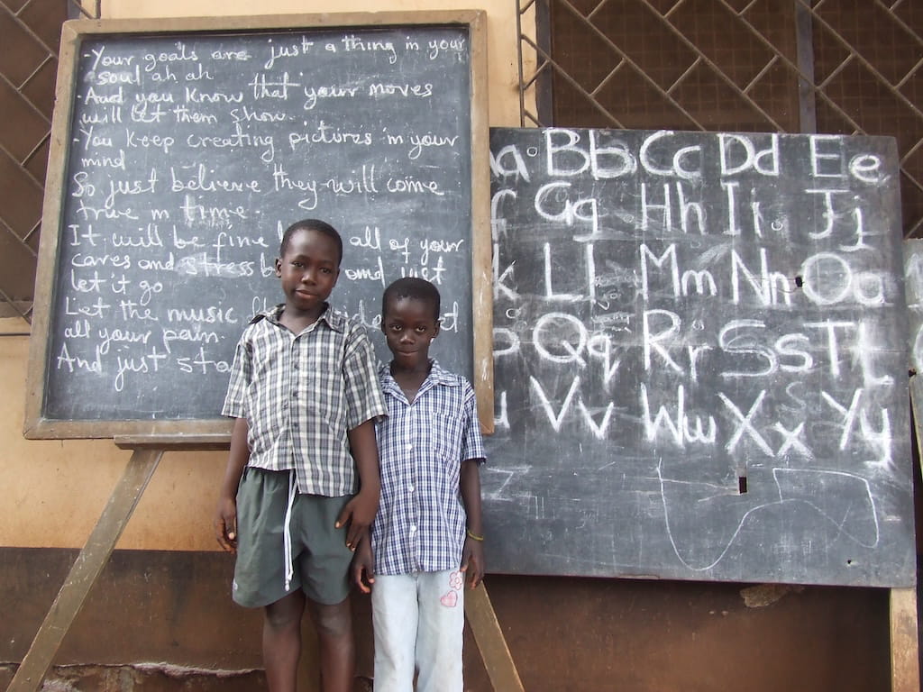 Lokale kinderen in Accra tijdens school