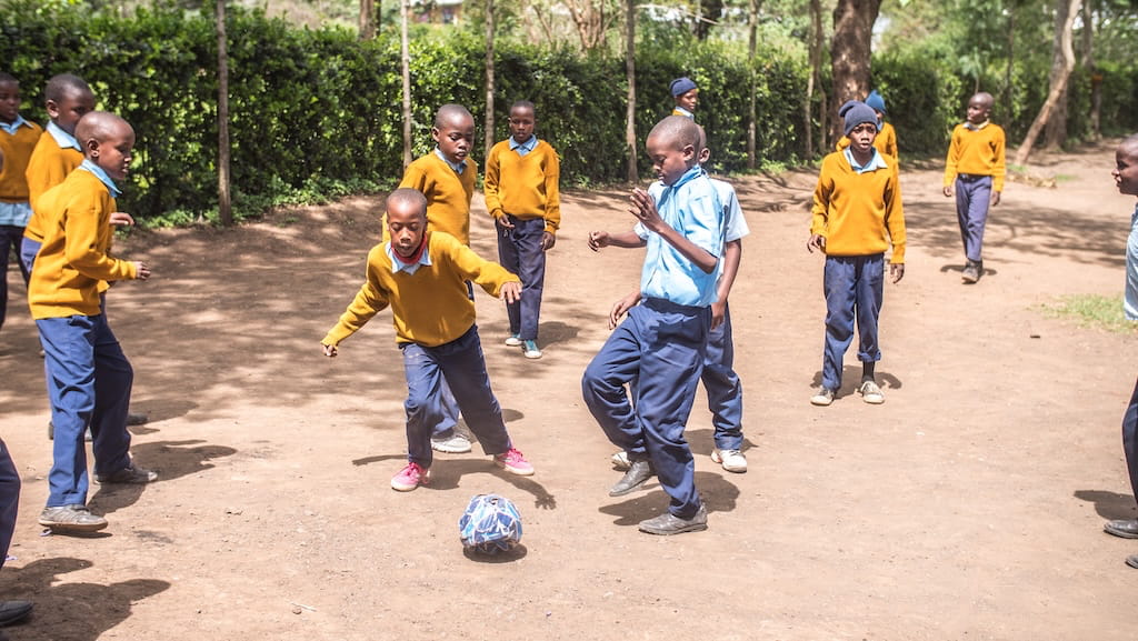 Scholieren die voetballen tijdens pauze in Zanzibar Scholieren die voetballen tijdens pauze in Zanzibar