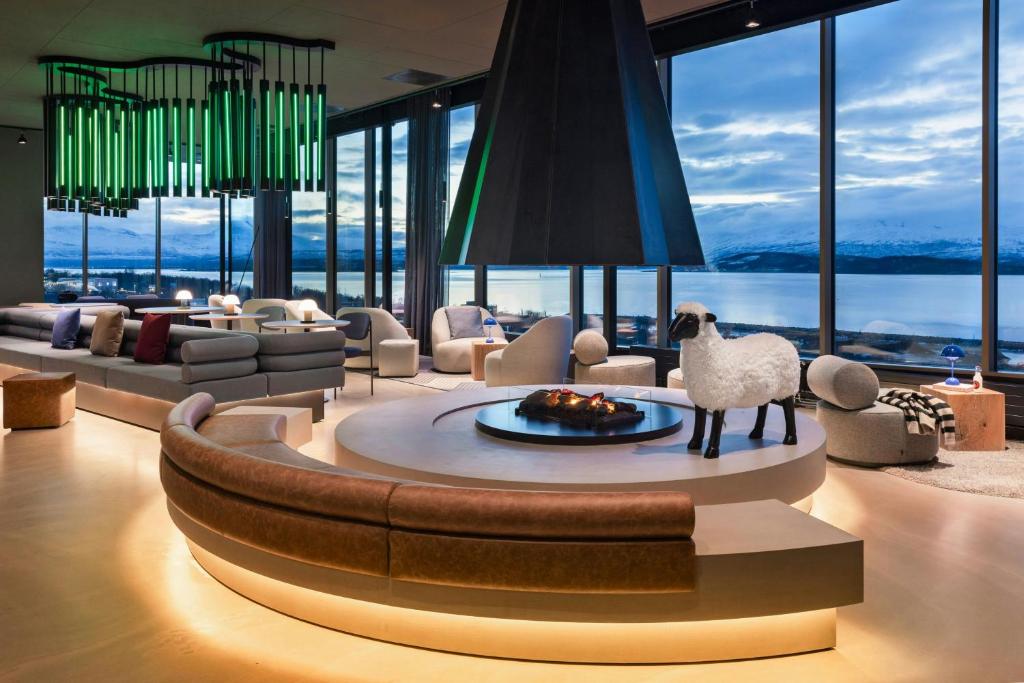 Uitzicht vanuit het restaurant bij Moxy Uitzicht vanuit het restaurant bij Moxy