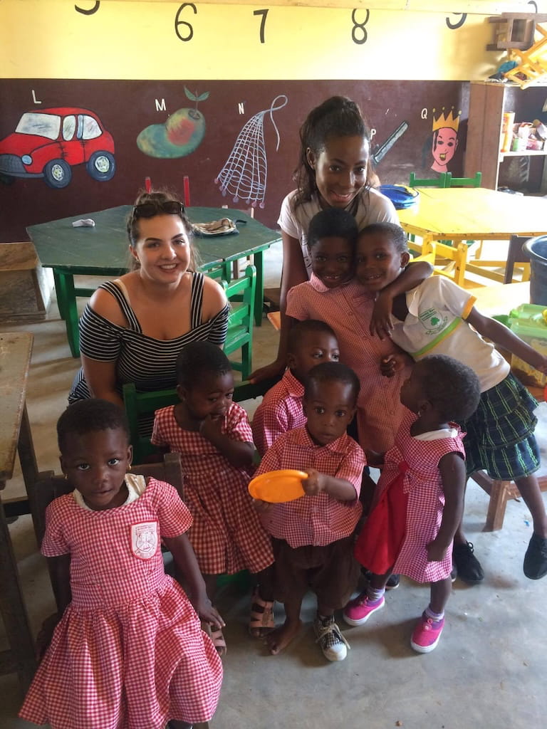 Vrijwilliger en lerares met scholieren in Ghana Vrijwilliger en lerares met scholieren in Ghana