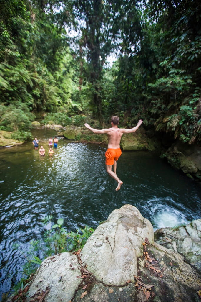 Springen van een rots tijdens Colombia reis Springen van een rots tijdens Colombia reis